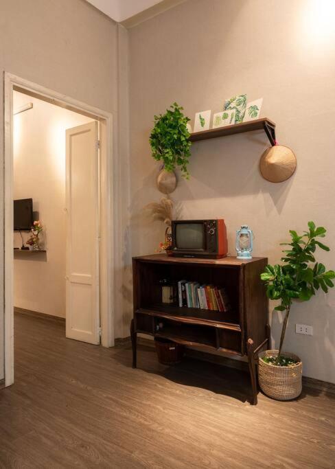 Apartment Vintage Homestay-unique Old Quarter-center-street View