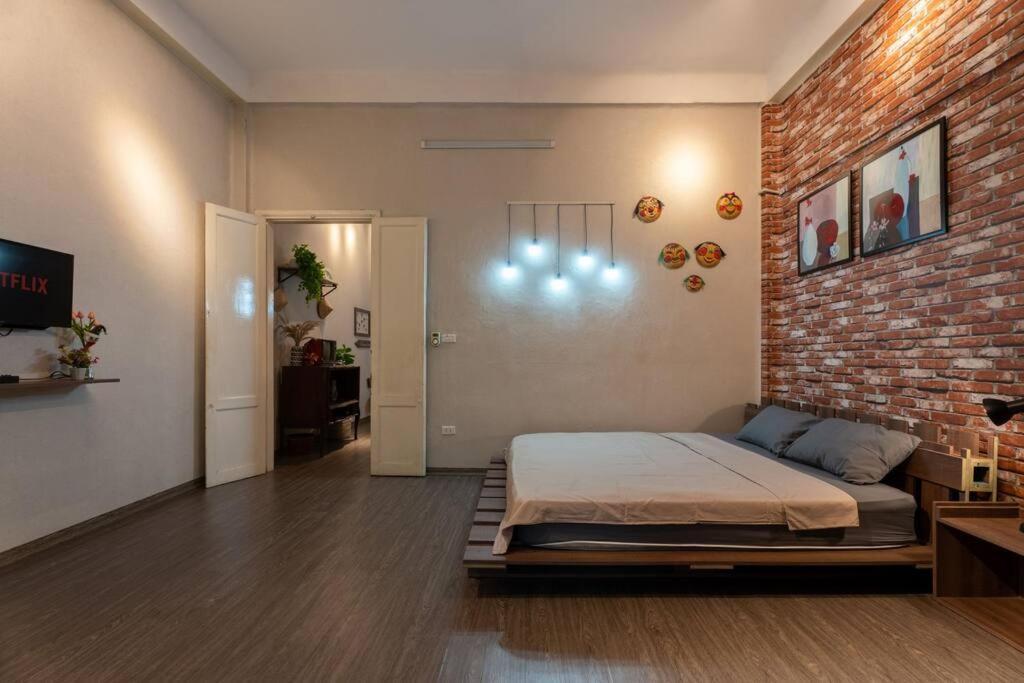 Vintage Homestay-unique Old Quarter-center-street View Apartment Hanoi